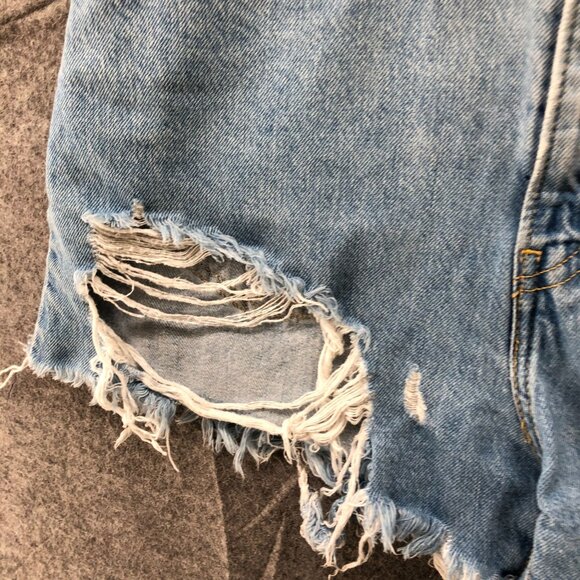 Levi's High Waisted Mom Shorts Womens 27 Light Wash Blue Distressed Cutoff - Picture 5 of 13